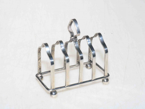 Silver five bar toast rack on ball feet, Birmingham 1941.