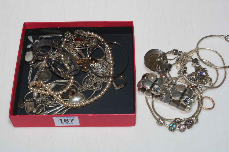 Collection of mostly silver jewellery.