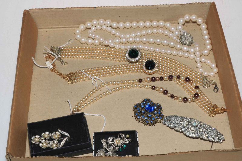 Small collection of costume jewellery.