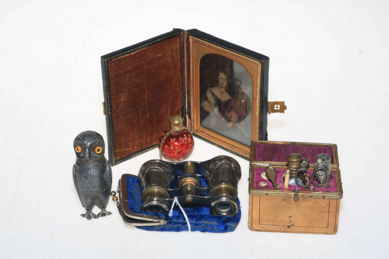 Victorian silver mounted opera glasses, Birmingham 1891, scent bottle, etui, owl pepper and old photo (5).