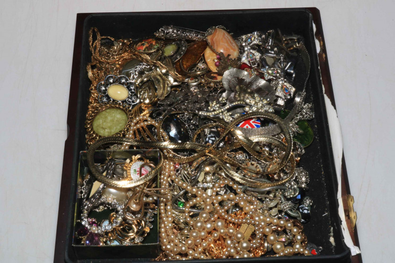 Tray of costume jewellery.