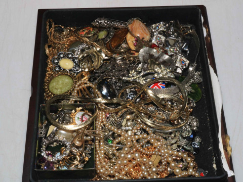 Tray of costume jewellery.
