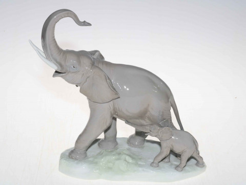 Lladro elephant with calf, 30.5cm.