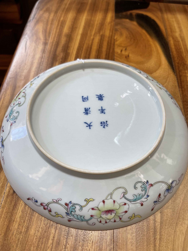 Chinese porcelain famille rose plate with blue six character mark, 21cm diameter.