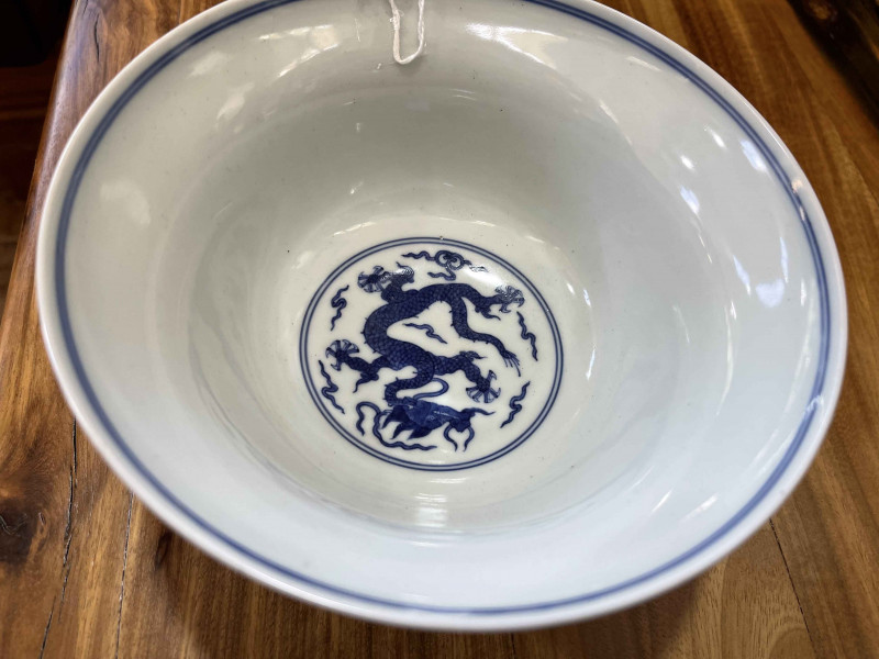 Chinese blue and white bowl with dragon decoration, 17cm diameter.