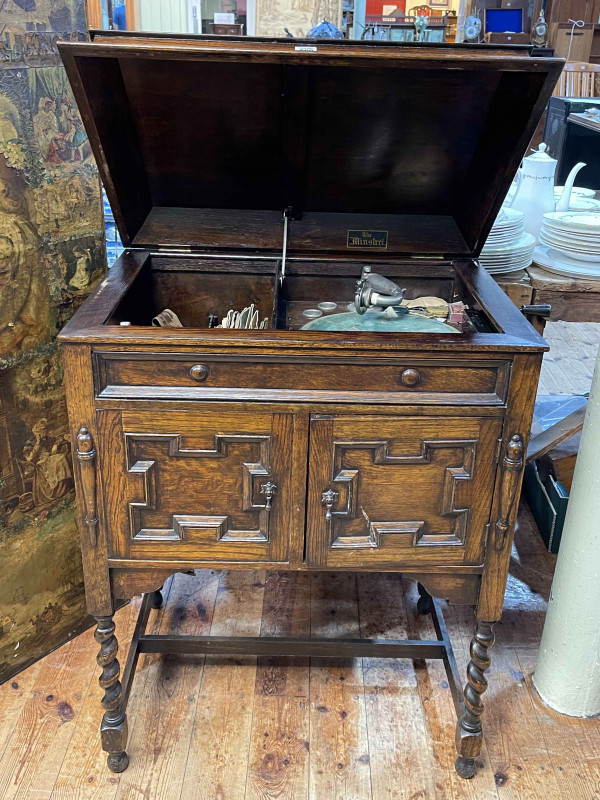 1920's 'The Minstrel' oak cabinet gramophone, 92cm by 71cm by 52cm.