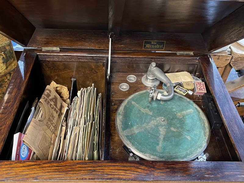 1920's 'The Minstrel' oak cabinet gramophone, 92cm by 71cm by 52cm.
