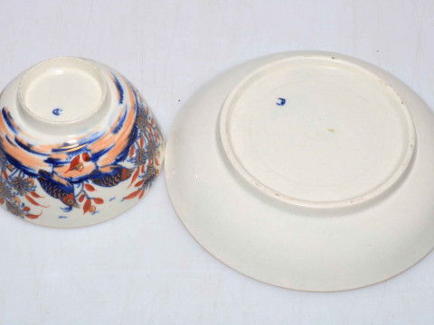 Late 18th Century Worcester tea bowl and saucer decorated with birds, butterfly and fauna in underglaze blue and iron red and gilt. thumbnail