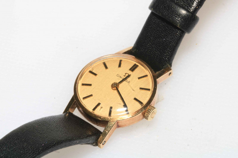 Omega ladies 9 carat gold wristwatch, with guarantee paper dated 1974, and box.