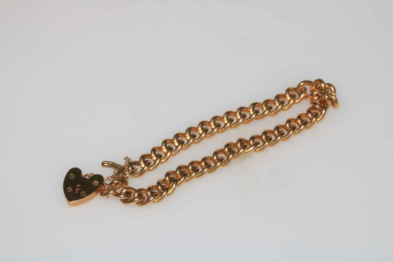9 carat gold chain link bracelet.
