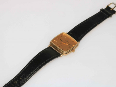 Gents 9 carat gold Garrard watch with box and papers.