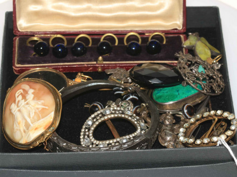 Box of jewellery including large cameo brooch, silver hat pin, brooches,...