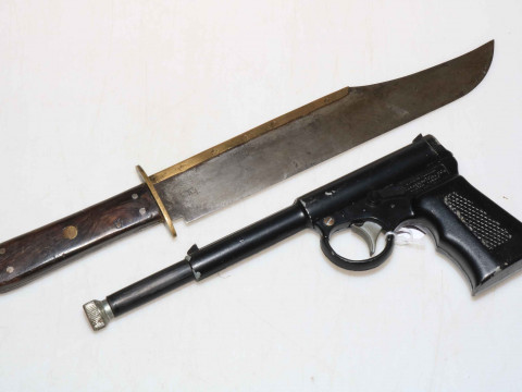 The GAT J.101 4.5mm pop out pistol and pellets and Bowie knife.