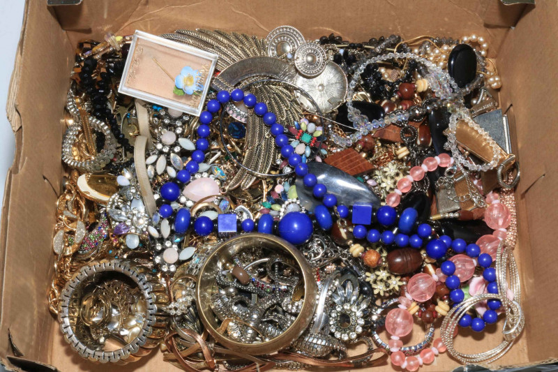Box of costume jewellery.
