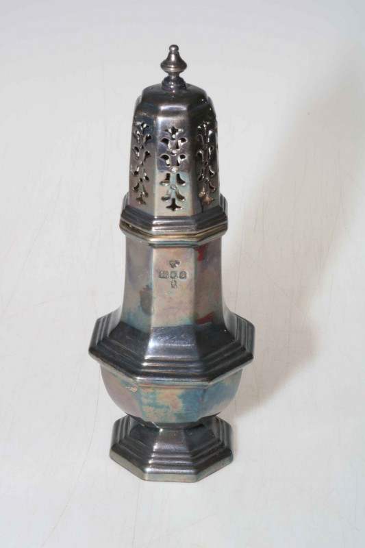 Silver octagonal caster, London 1977.