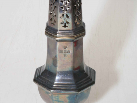 Silver octagonal caster, London 1977.