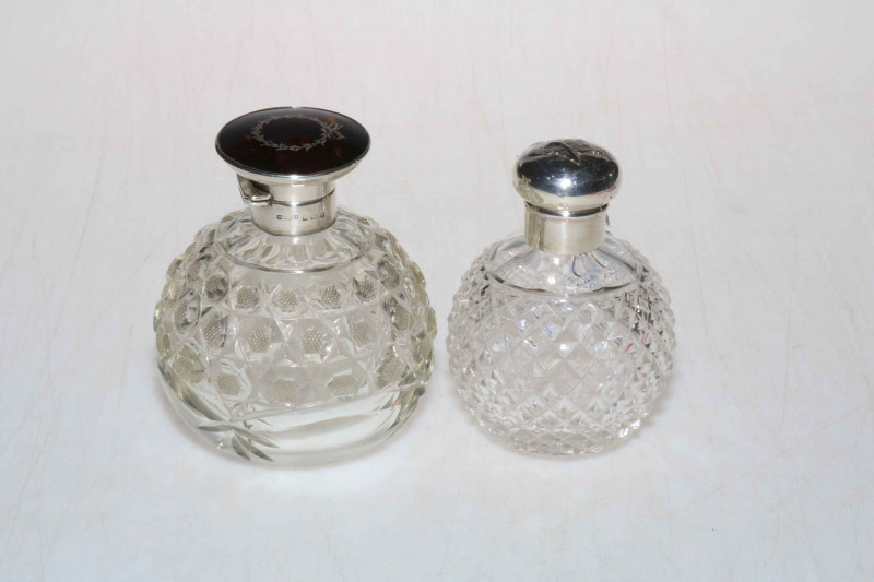 Silver and tortoiseshell topped scent bottle, Birmingham 1925, and another scent bottle with winged cherub top, London 1900 (2).