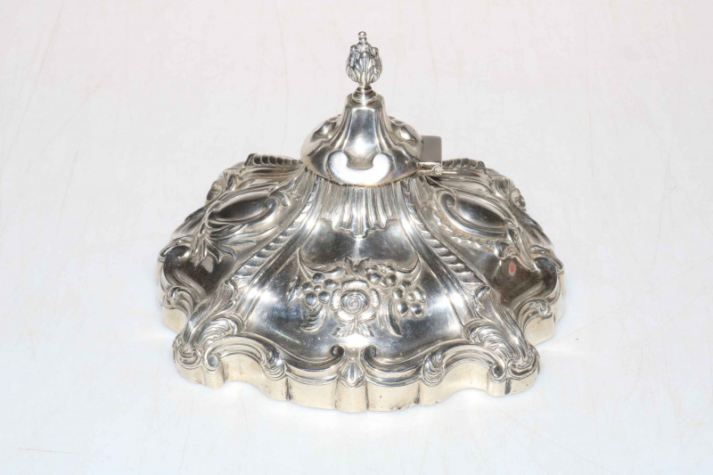 Large ornate silver capstan inkwell, Sheffield 1903, 16cm across.
