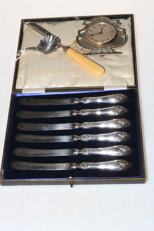 Silver engine-turned boudoir easel clock, Birmingham 1926, antique silver onslow caddy spoon, silver marrow scoop, and cased silver handled tea knives.