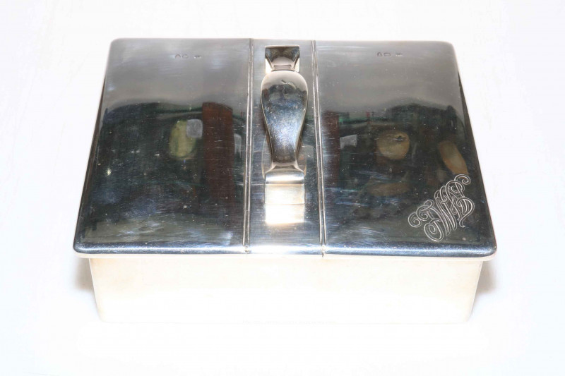 Late Victorian silver large table cigar/cigarette box with handle, 20cm across, London 1894.