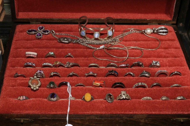 Ring box containing silver and other rings, jewellery, etc.