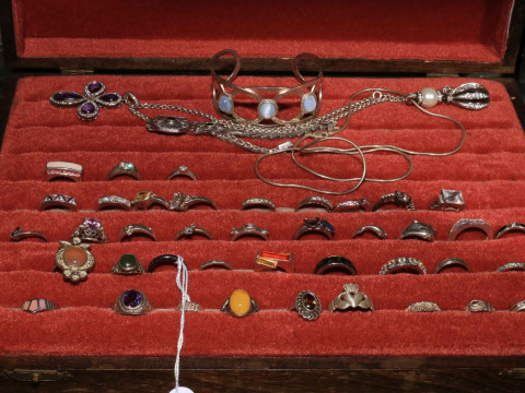 Ring box containing silver and other rings, jewellery, etc.