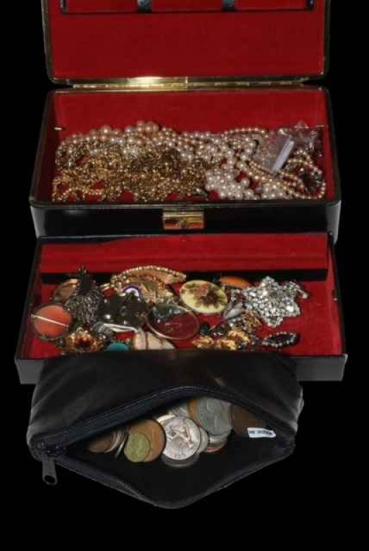 Jewellery box and contents including 9 carat cameo brooch, agate brooch, pearl and other necklaces, various coins, etc.