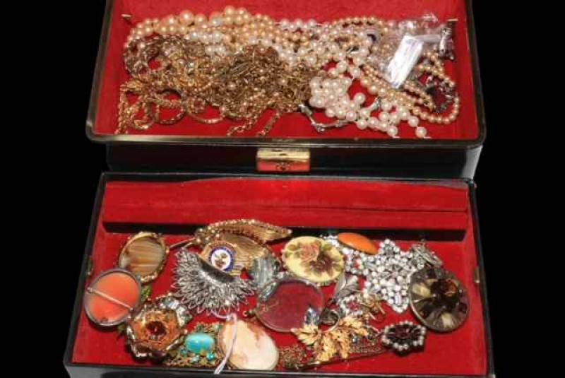 Jewellery box and contents including 9 carat cameo brooch, agate brooch, pearl and other necklaces, various coins, etc.