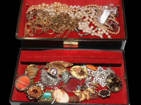 Jewellery box and contents including 9 carat cameo brooch, agate brooch, pearl and other necklaces, various coins, etc. thumbnail