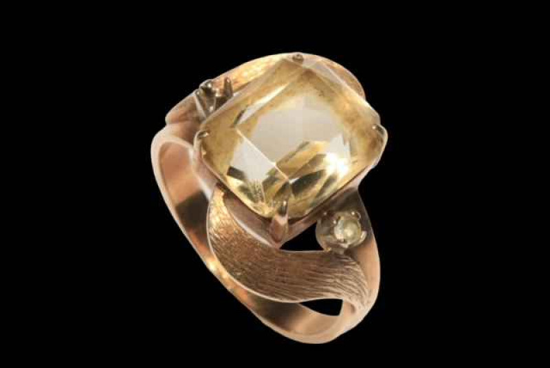 18 carat gold, smokey quartz and diamond fancy set ring (missing diamond), size N.