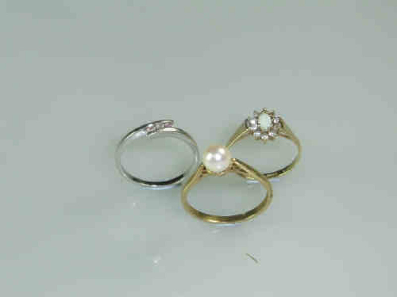 Three 9 carat Gold Dress Rings