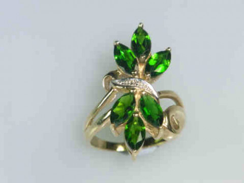 9ct Gold Ring, Set with Green Stones in a Leaf Design, Size N