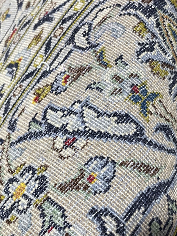 Fine hand knotted Persian Kashan carpet 3.46 by 2.46.