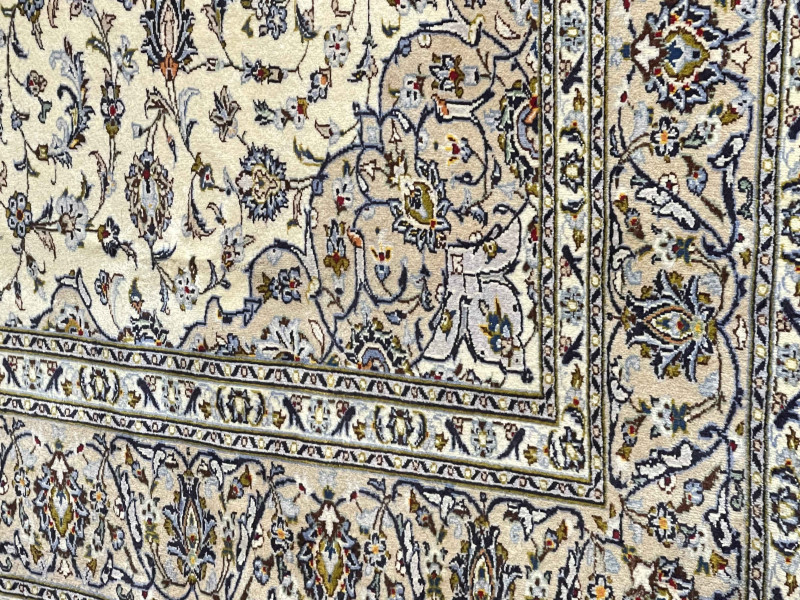 Fine hand knotted Persian Kashan carpet 3.46 by 2.46.