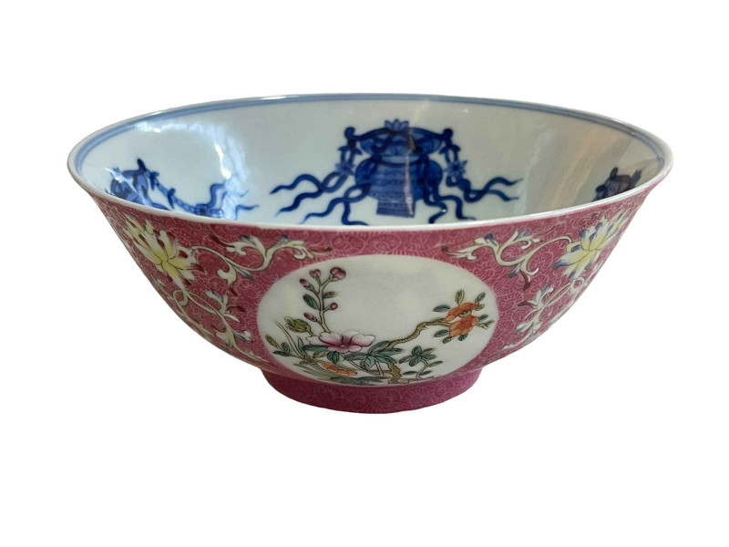 Chinese famille rose decorated bowl with blue and white interior decoration, six character mark to base, 15cm.