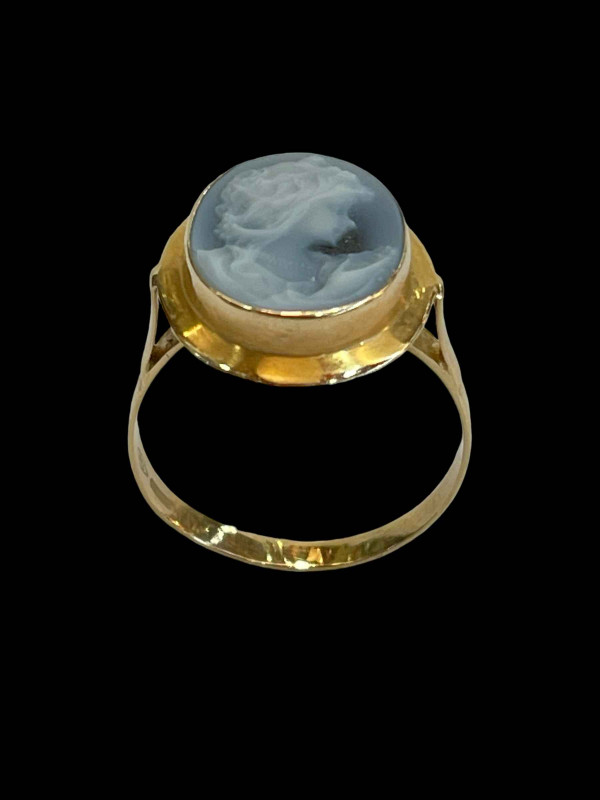 Cameo portrait 18 carat gold ring, size S.