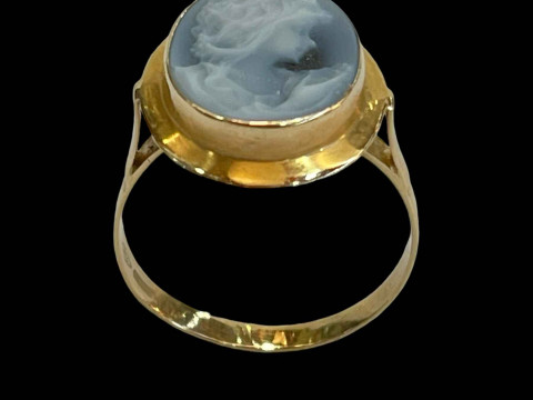 Cameo portrait 18 carat gold ring, size S. thumbnail