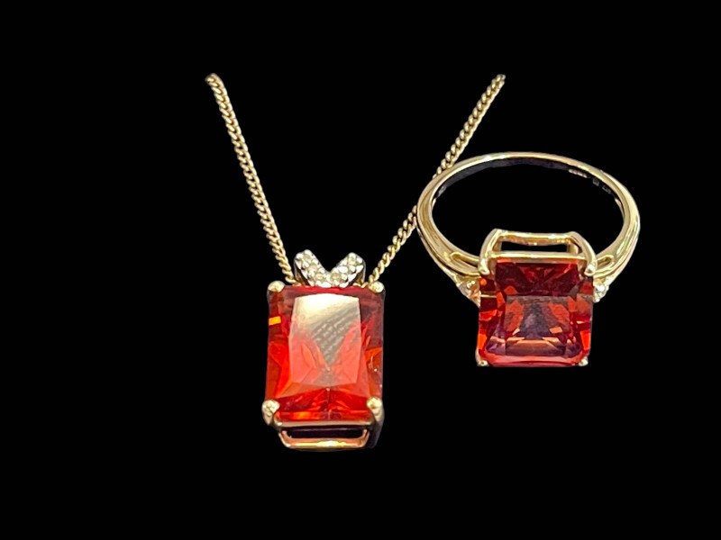 Red topaz 9 carat gold ring, size P/Q, together with similar necklace (2).