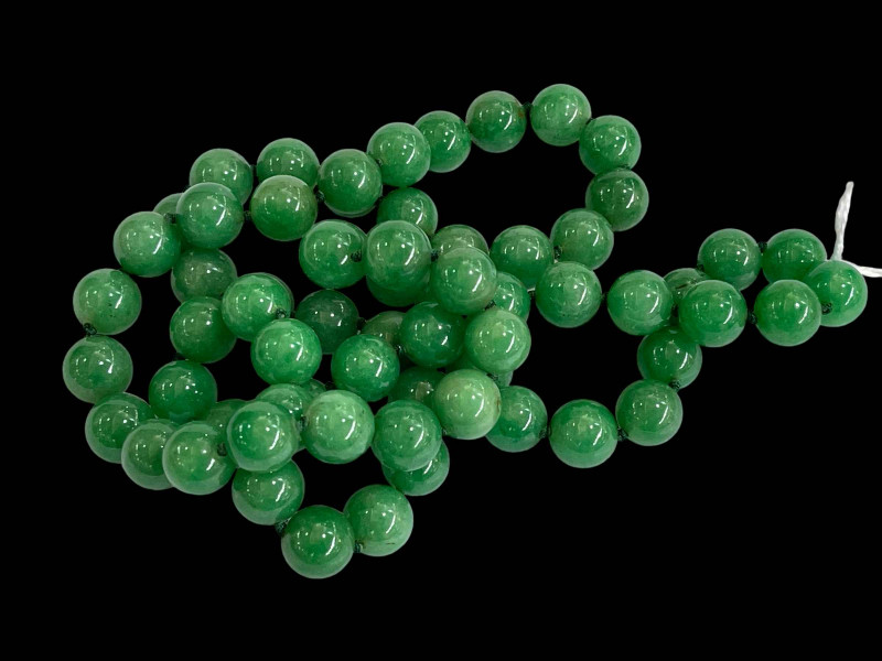 Green jade bead necklace, 80cm length.
