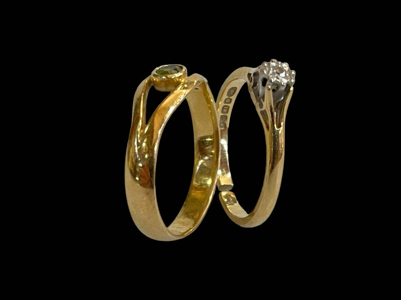 18 carat single stone diamond ring, and gold green stone ring (2).