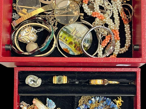 Jewellery box and contents.