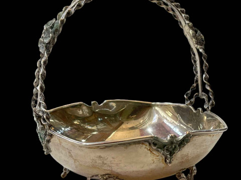 Sterling silver bon bon basket with ornate handle and feet, 13.5cm across.