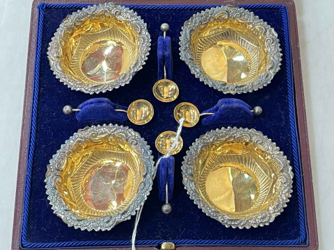 Cased silver die-stamped open salts and spoons, Birmingham 1897.