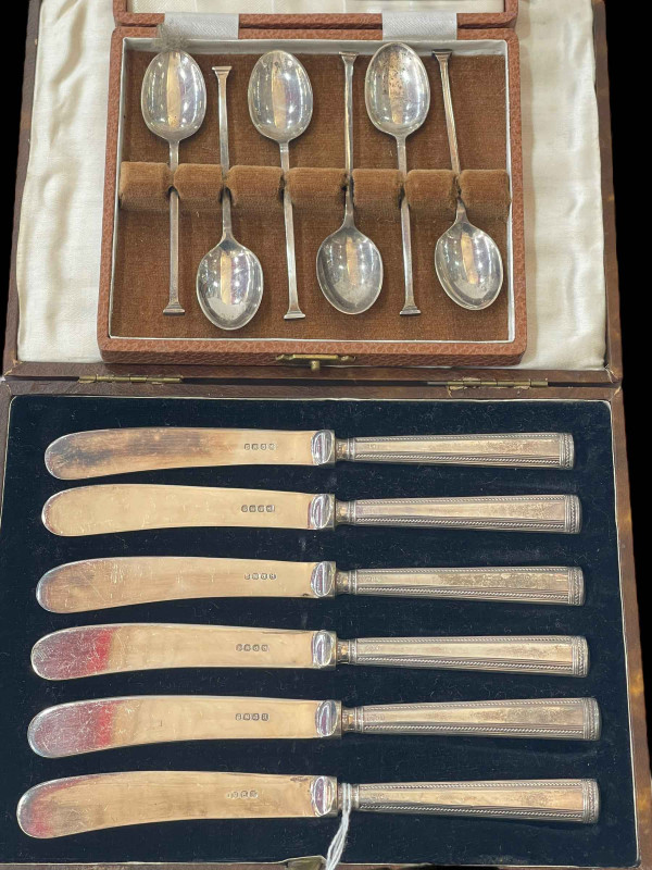 Six silver coffee spoons, Sheffield 1959, and silver handled tea knives, both boxed.