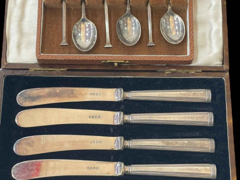 Six silver coffee spoons, Sheffield 1959, and silver handled tea knives,...