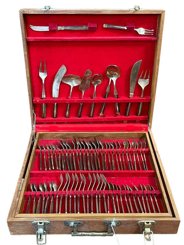 Canteen of cutlery.