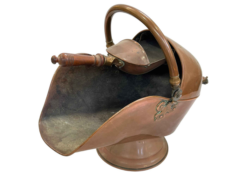 Copper coal scuttle with shovel, 43cm high.