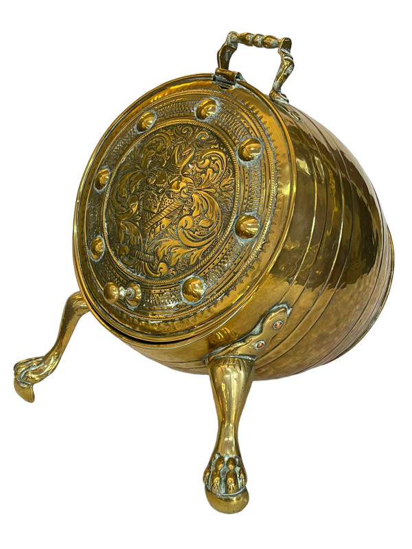 Polished brass coal scuttle with lid, opening 42cm.