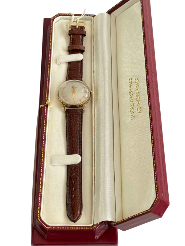 Zenith gents 9 carat gold wristwatch.