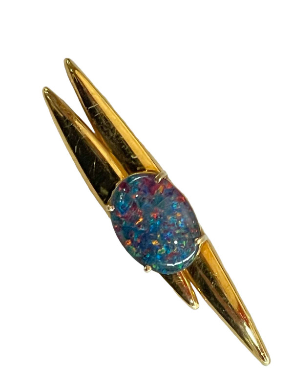 Opal gold bar brooch, 4.75cm across.